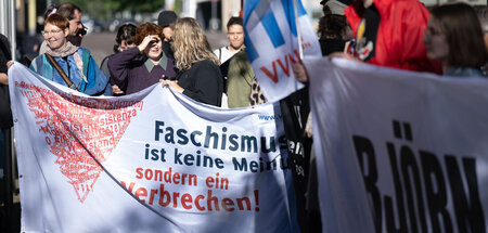 Demonstranten am Dienstag vor dem Justizzentrum in Halle